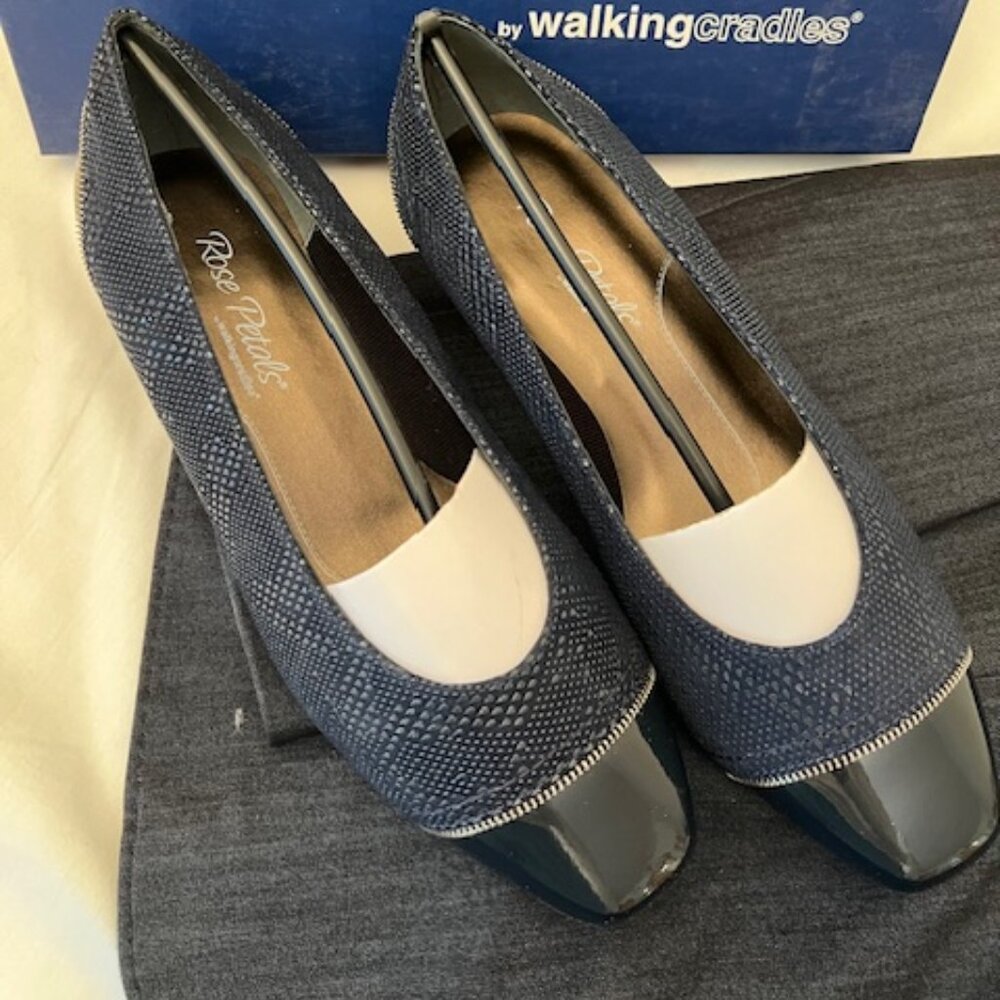 NEW Rose Petals "Bonjour" Pump/Shoe by Walking Cradles -Navy leather -Size 7WW